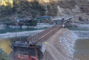 गाराघाट पुल : डिजाईन बदलेपछि काम तिब्र, सात वर्षमा ७० प्रतिशत मात्र प्रगती